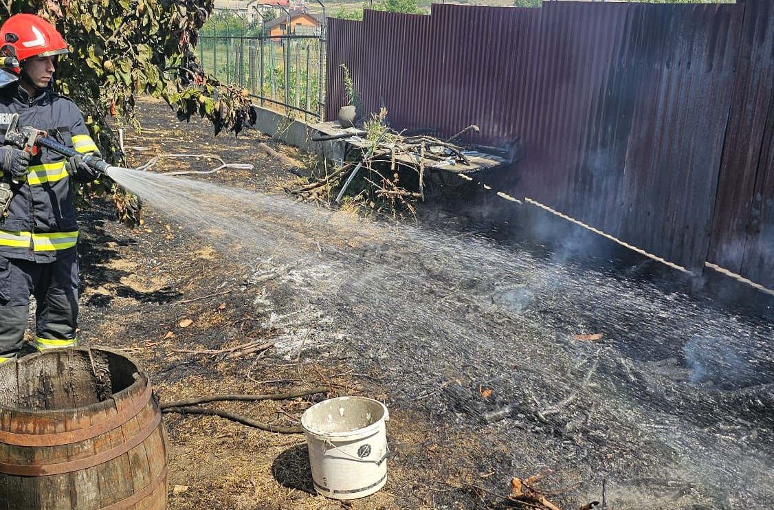 Necaz pentru un botoșănean: Depozit de lemne distrus de flăcări