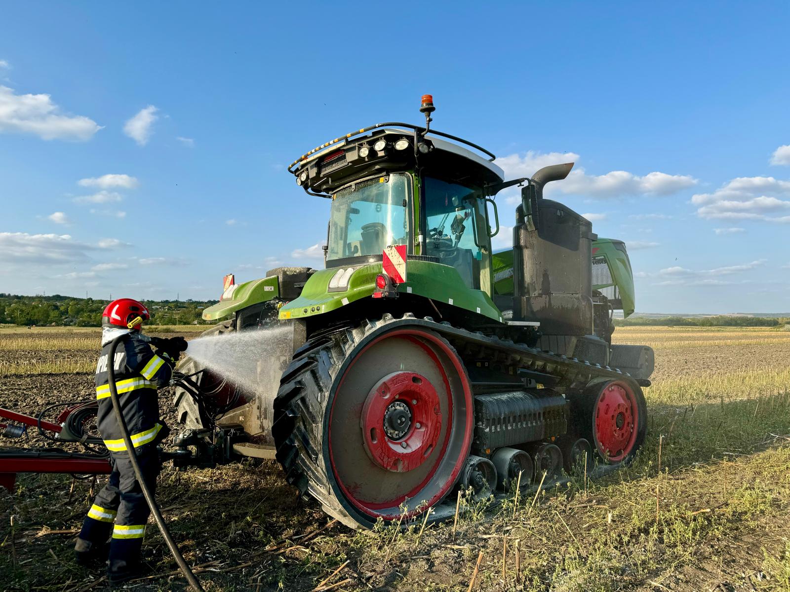 Un tractor a luat foc pe câmp, șoferul a sunat după ajutor 