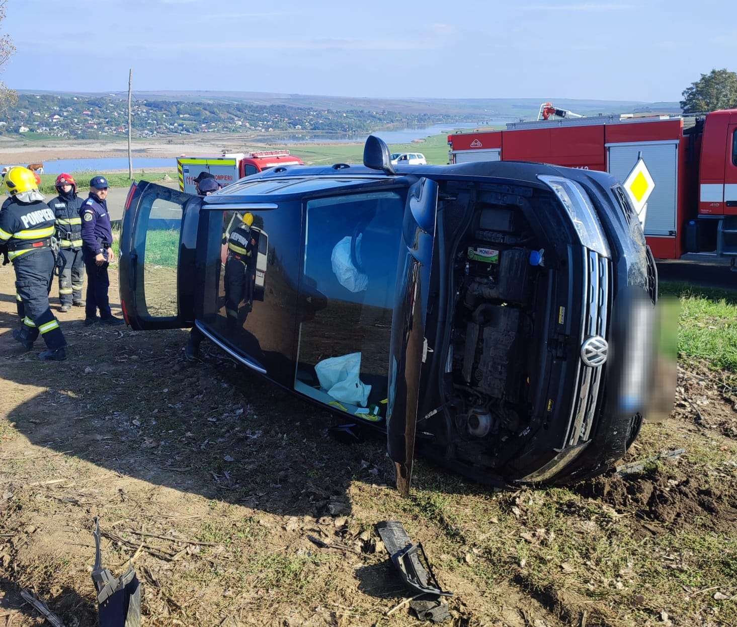 ULTIMĂ ORĂ: VW răsturnat pe o parte, două persoane au fost la un pas de o nenorocire