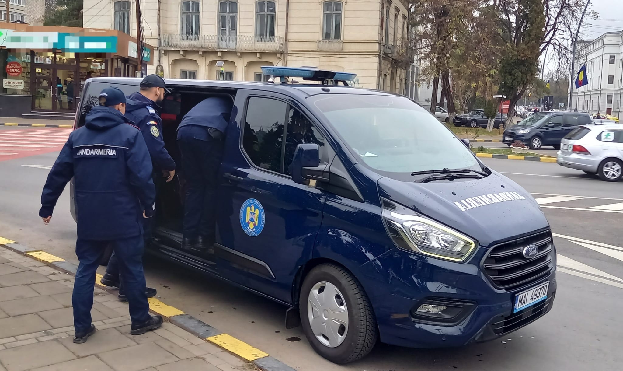 Trei adolescenți prinși de jandarmi în timp ce se drogau prin oraș 