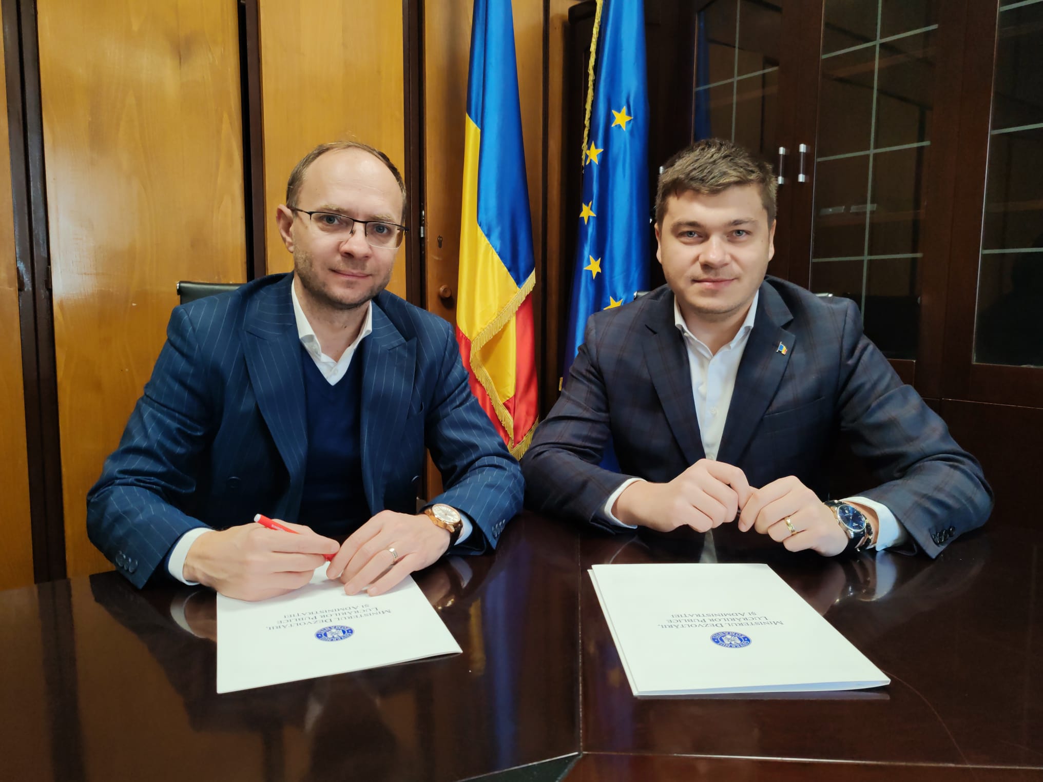 ASTĂZI: Contract semnat la București de primarul Cosmin Andrei pentru asfaltarea unei străzi 