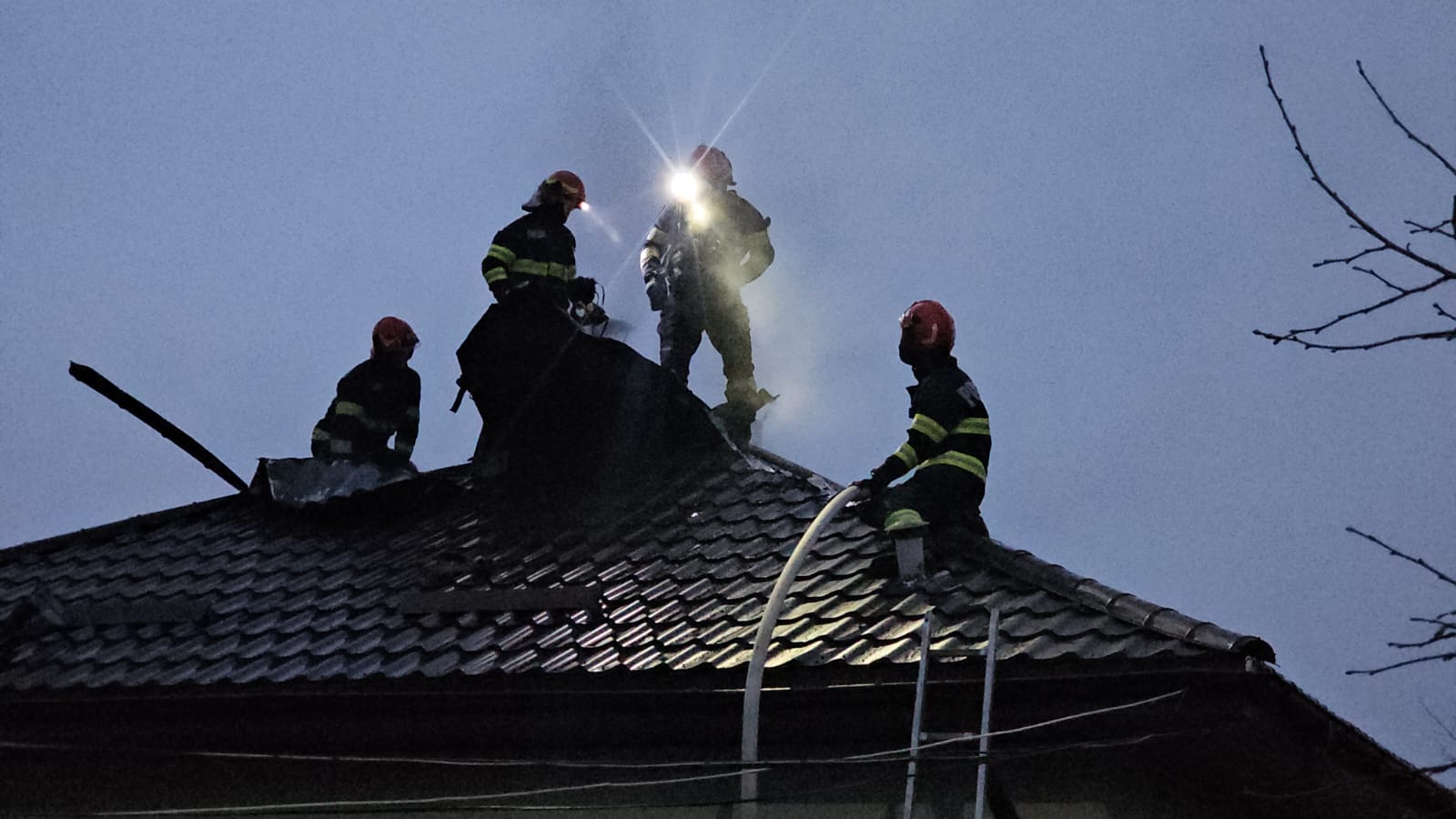 Incendiu la un fost atelier de școală după ce niște copii au aruncat cu petarde