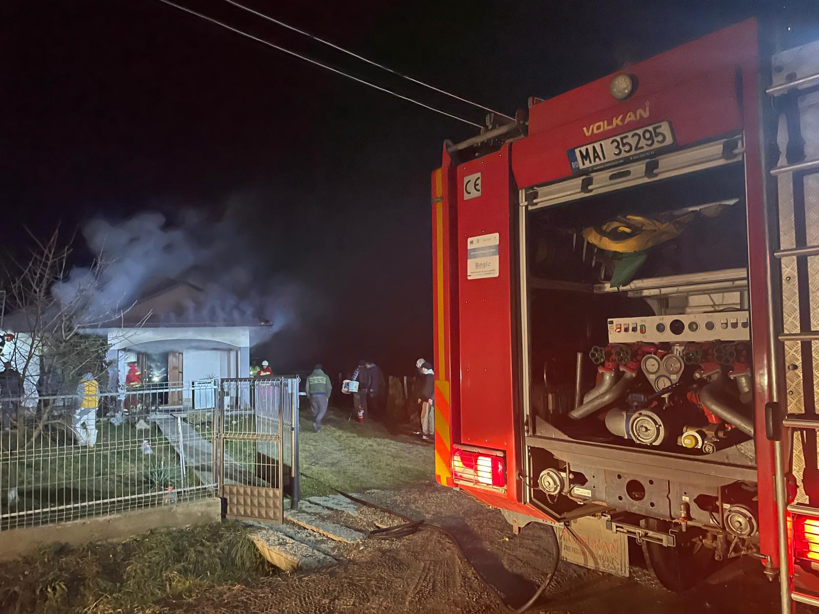 Casa unei botoșănence a luat foc în această seară, pompierii chemați urgent