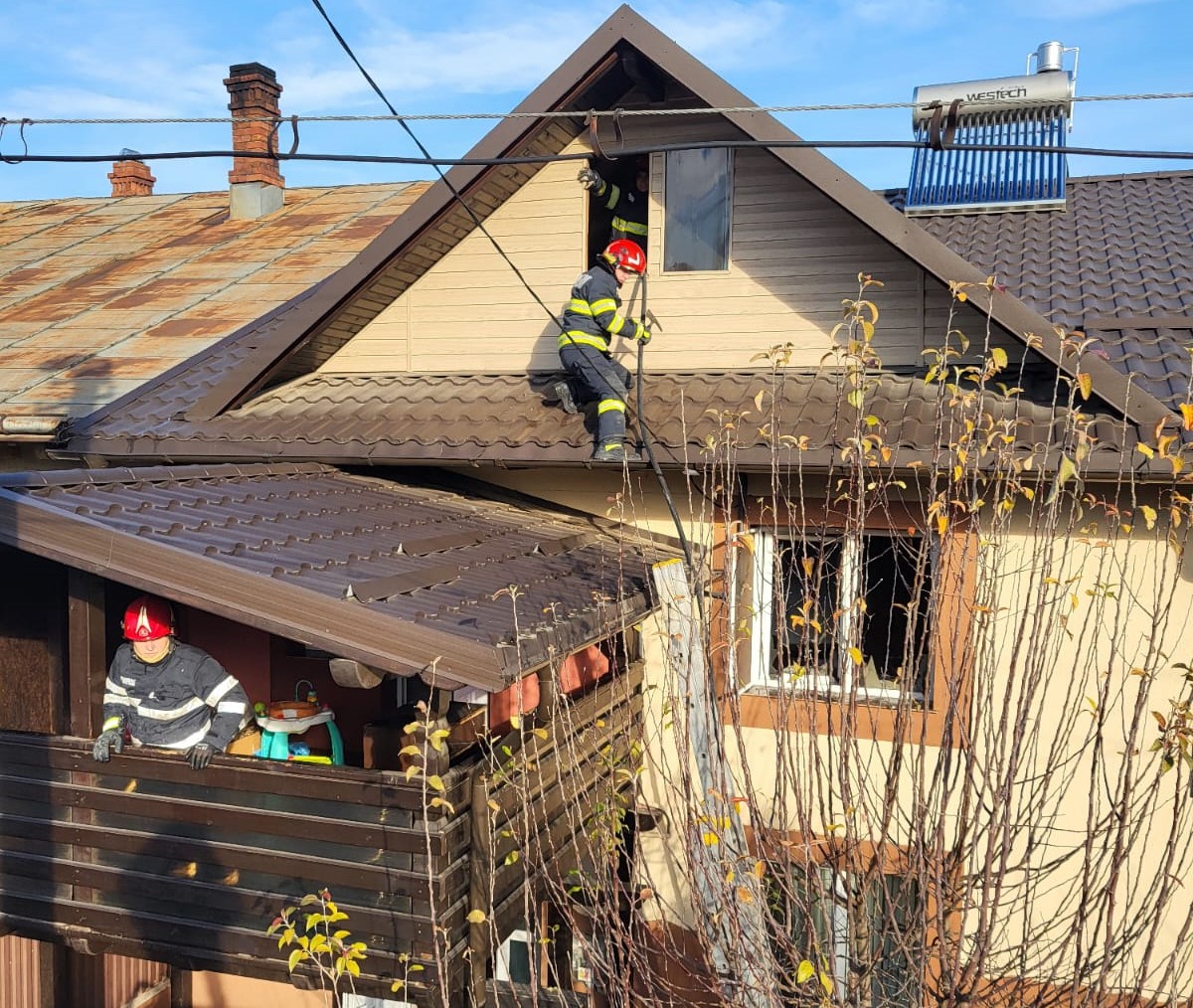 Vilă din municipiu la un pas să se facă scrum,  un copil s-a jucat cu focul  