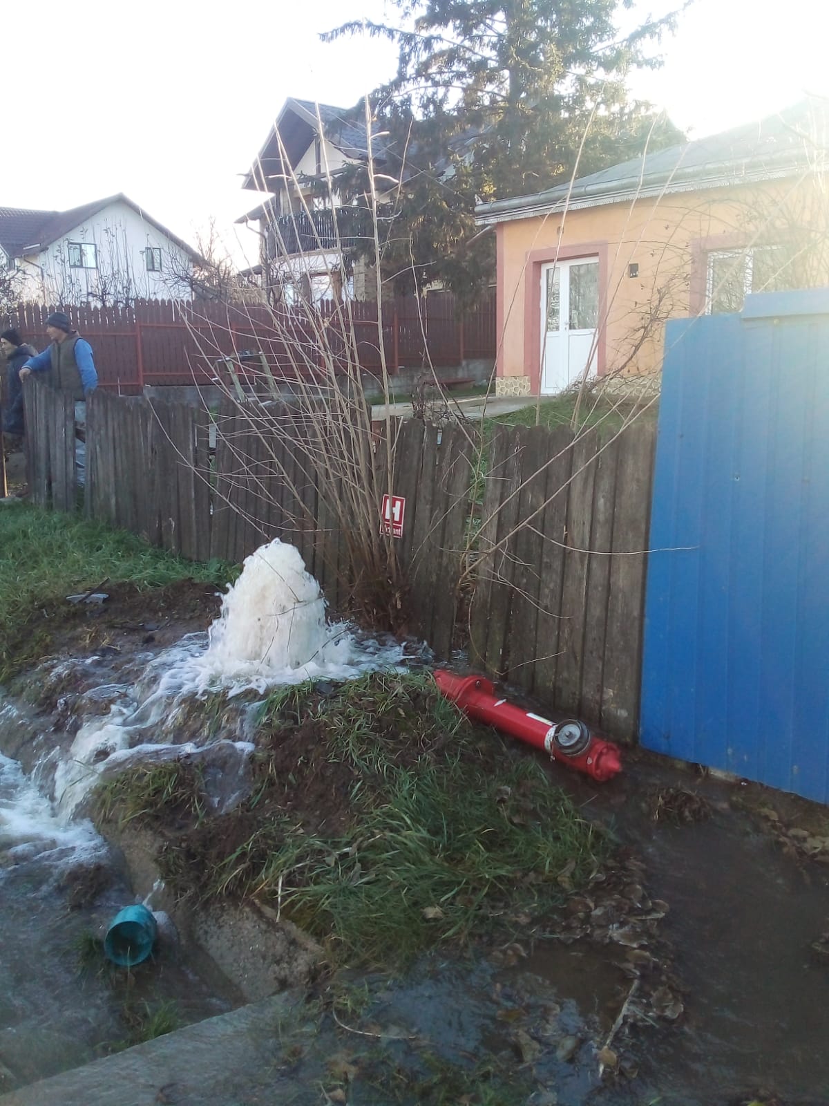 Arteziană în municipiu după ce un hidrant a fost pus la pământ în mod misterios