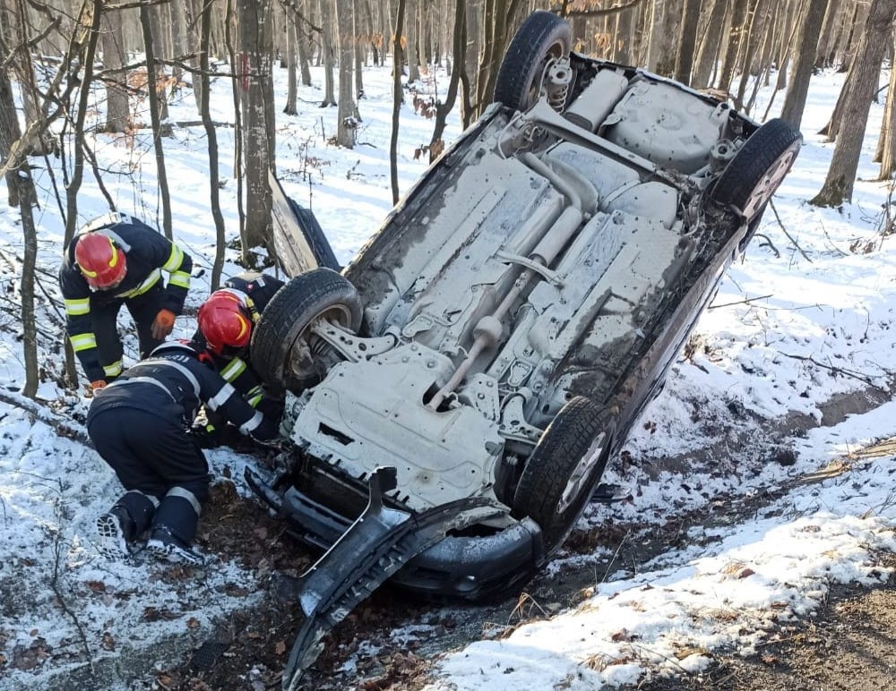 Mașină răsturnată după un accident grav, trei persoane au văzut moartea cu ochii