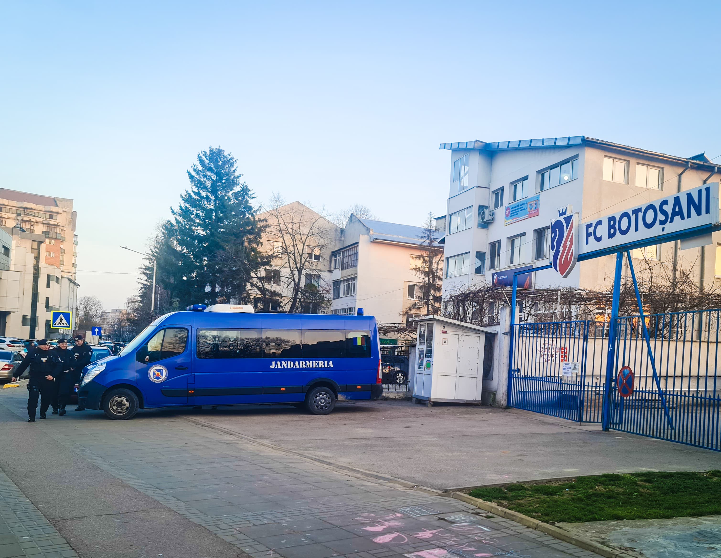 Zi de meci pe Municipal: Jandarmii de la Bacău vin la stadion și au transmis un mesaj important pentru suporteri