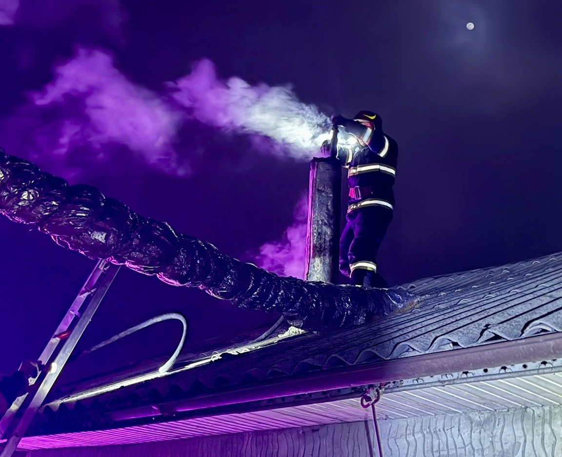 Două case au luat foc în 5 minute, familii la un pas să rămână pe drumuri 