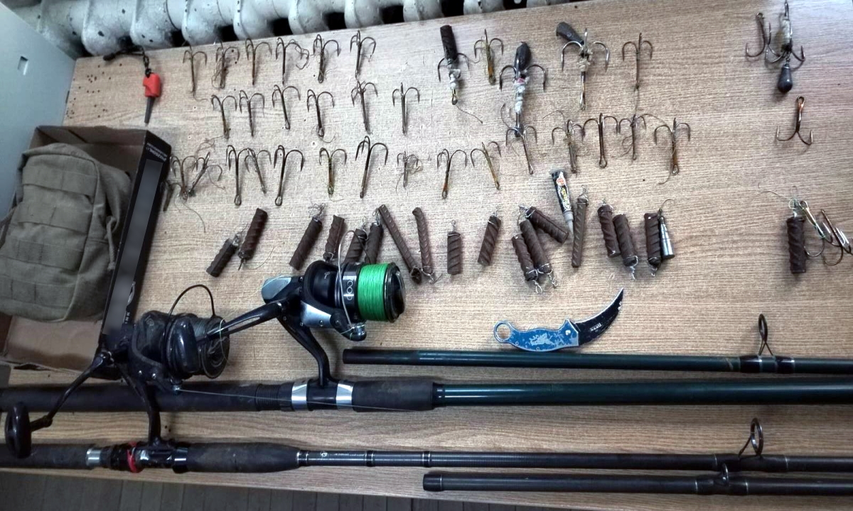 Doi tineri din Botoșani prinși la pescuit printr-o metodă ilegală, confiscări făcute de polițiști pe râul Prut  