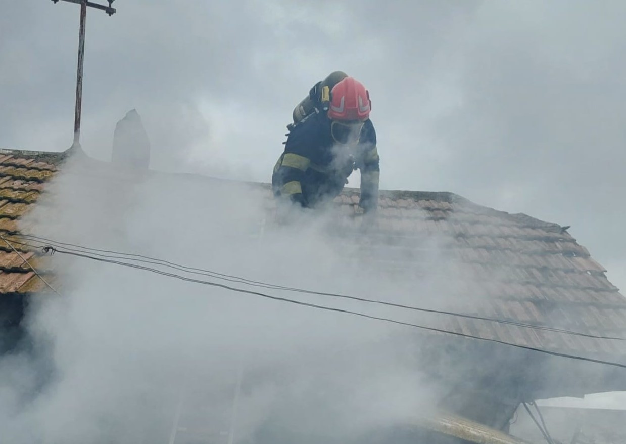 Casă cuprinsă de flăcări, pompierii chemați urgent  