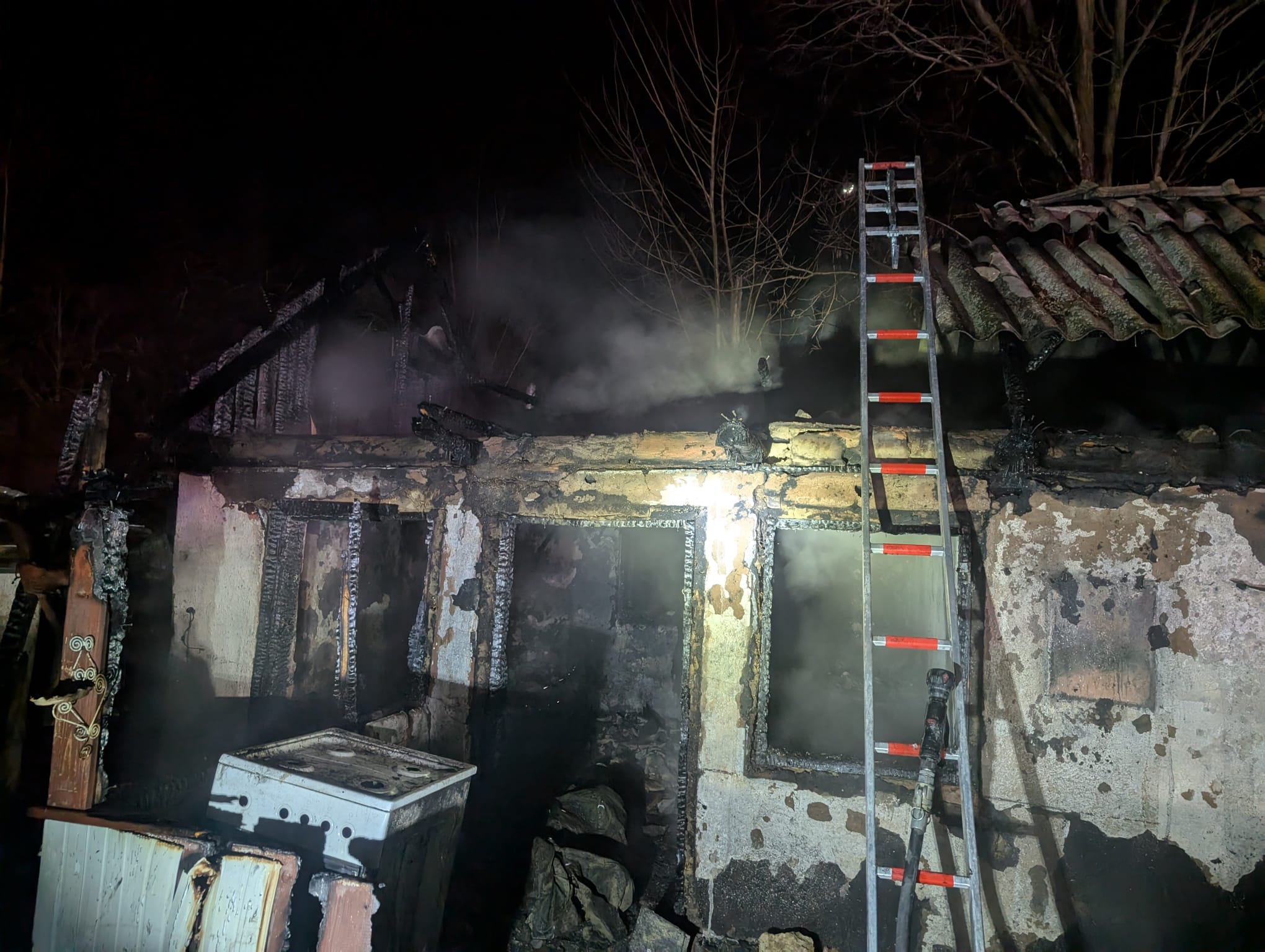 Misterul incendiului din ”casa milionarilor” unde a murit mama de 46 de ani, soțul și fratele s-au bătut lângă casa arsă, ”mascații” chemați să-i liniștească 