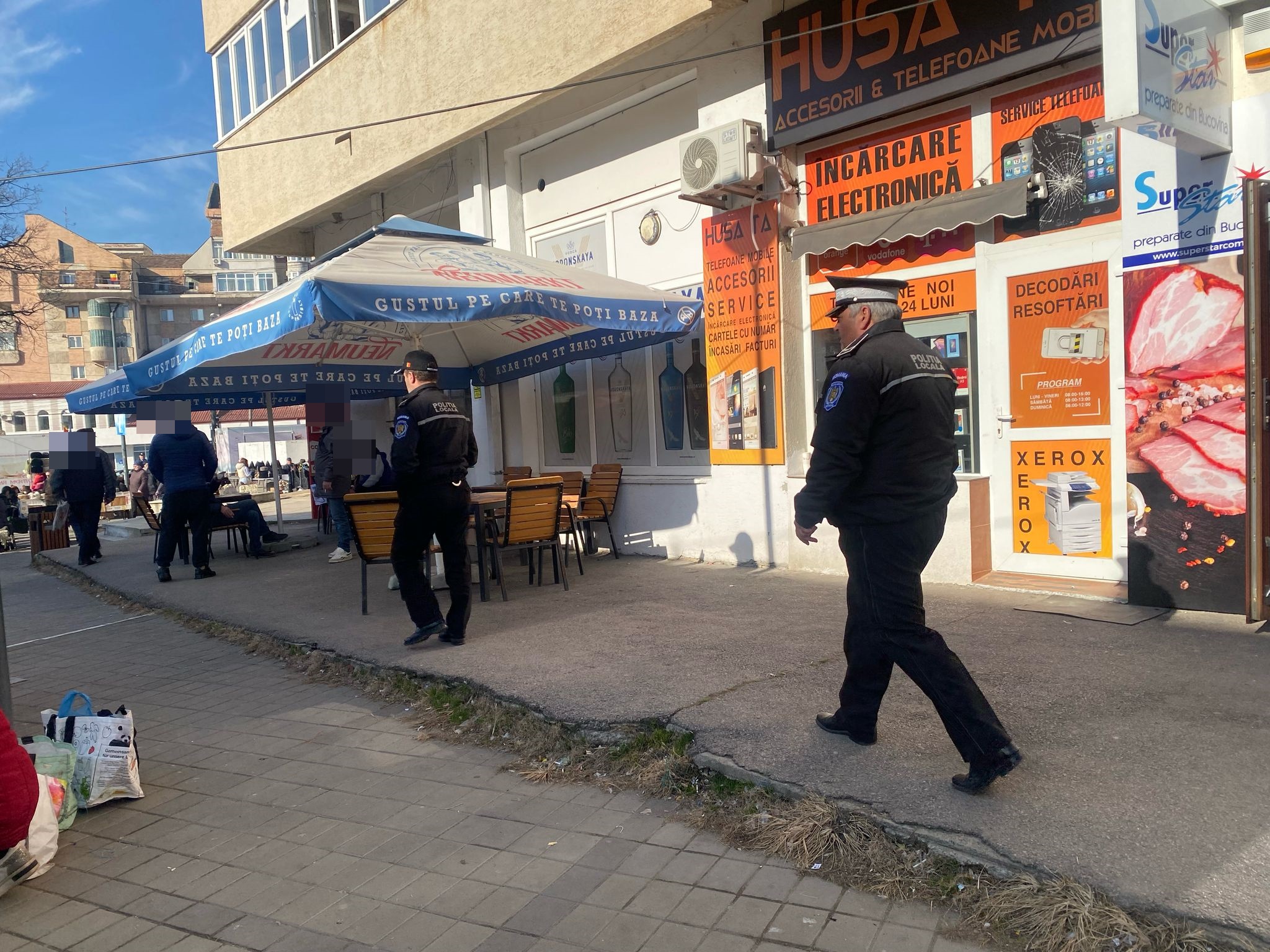 Marfă vândută pe trotuar, botoșăneni „fugăriți” de polițiștii locali 