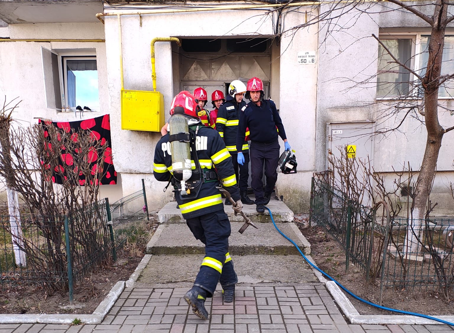 Bucătărie în flăcări, proprietara scoasă din apartament de pompieri 