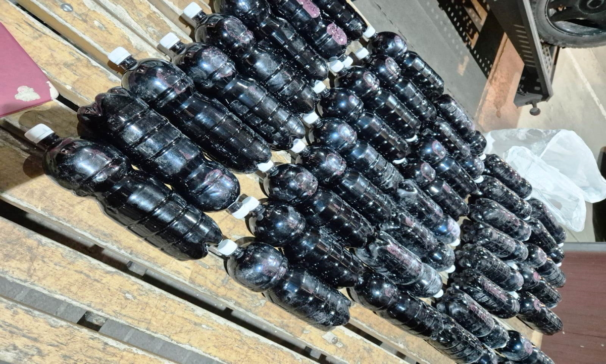 Șofer cu mașina plină de băutură oprit la vamă, polițiștii au confiscat zeci de litri de vin 