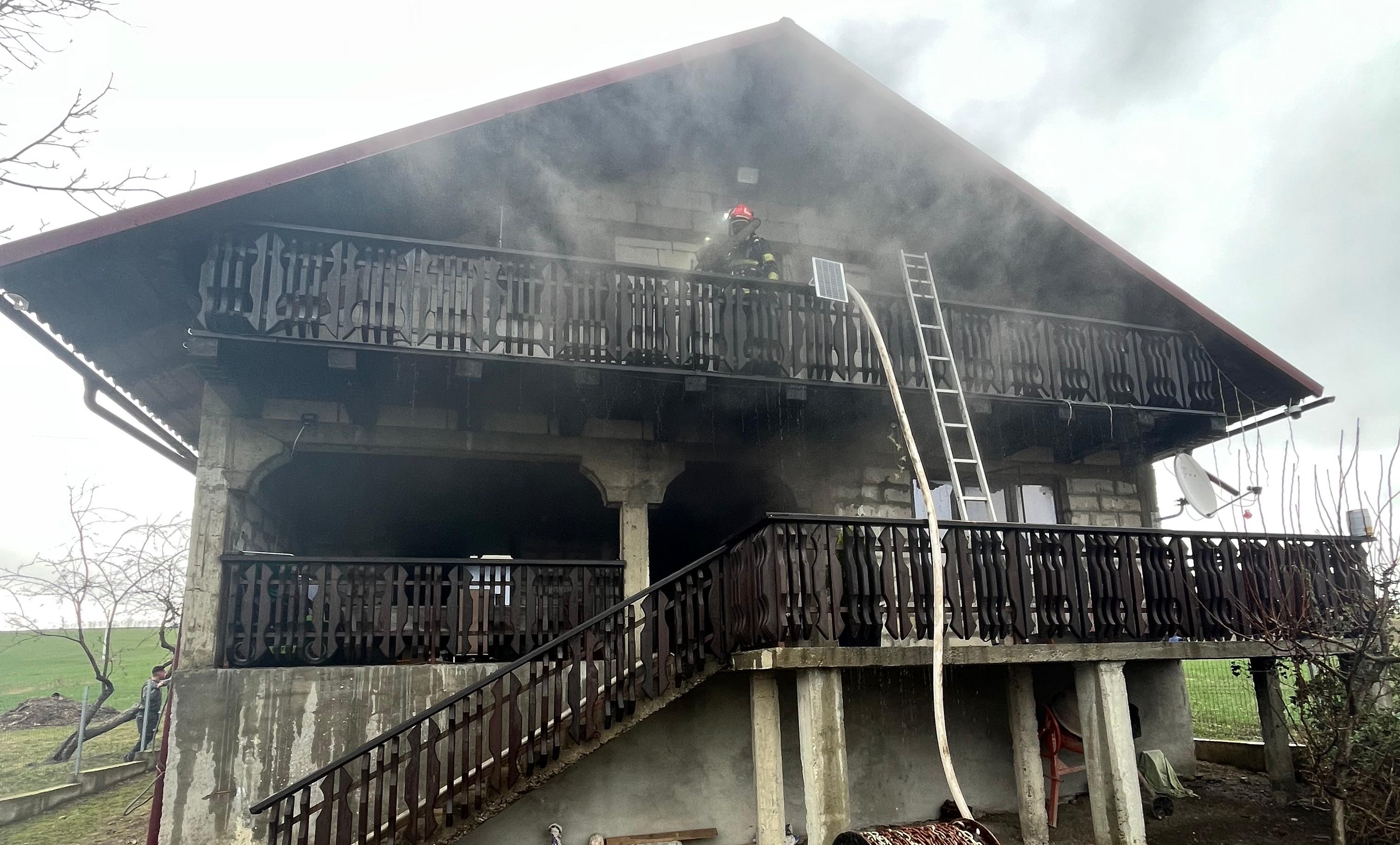 Vilă cuprinsă de flăcări, pompierii au salvat o mașină și mai multe bunuri 