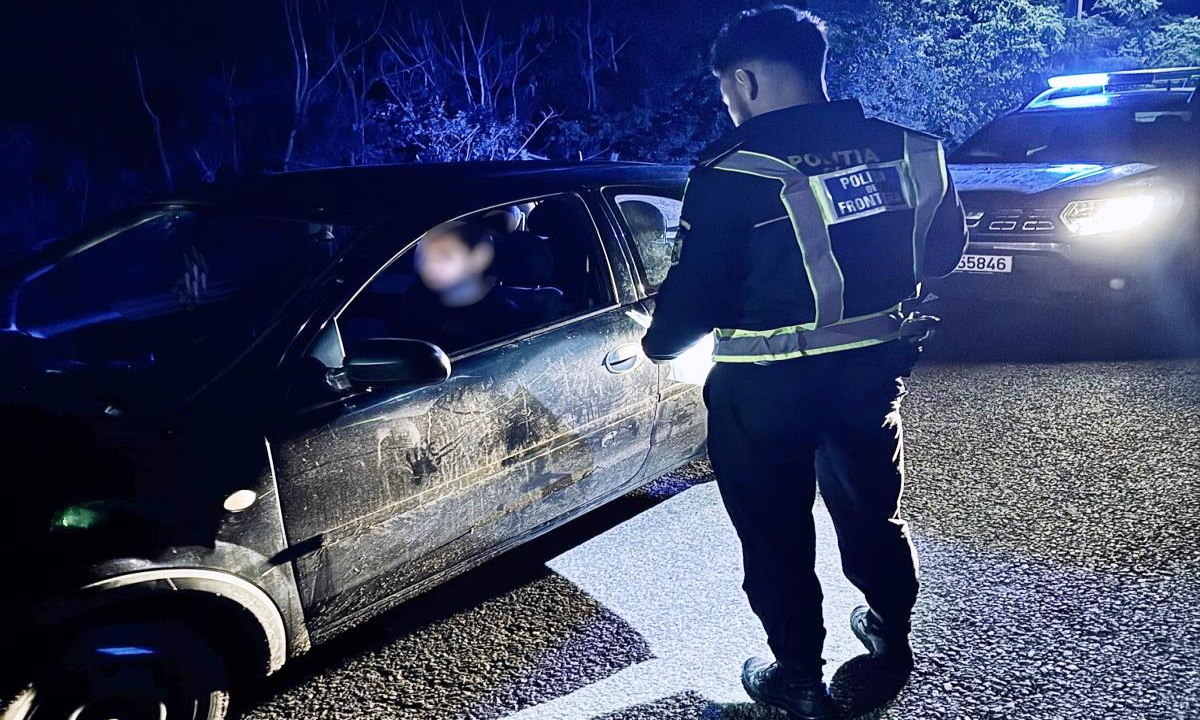 Aventură penală la miezul nopții: Tânăr de 19 ani dat jos din mașină de polițiști 