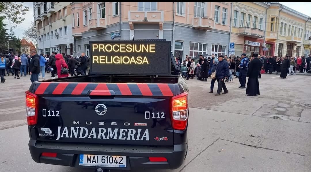 Procesiune cu moaștele Sfântului Gheorghe Pelerinul: jandarmii solicită atenție șoferilor pe străzile orașului azi