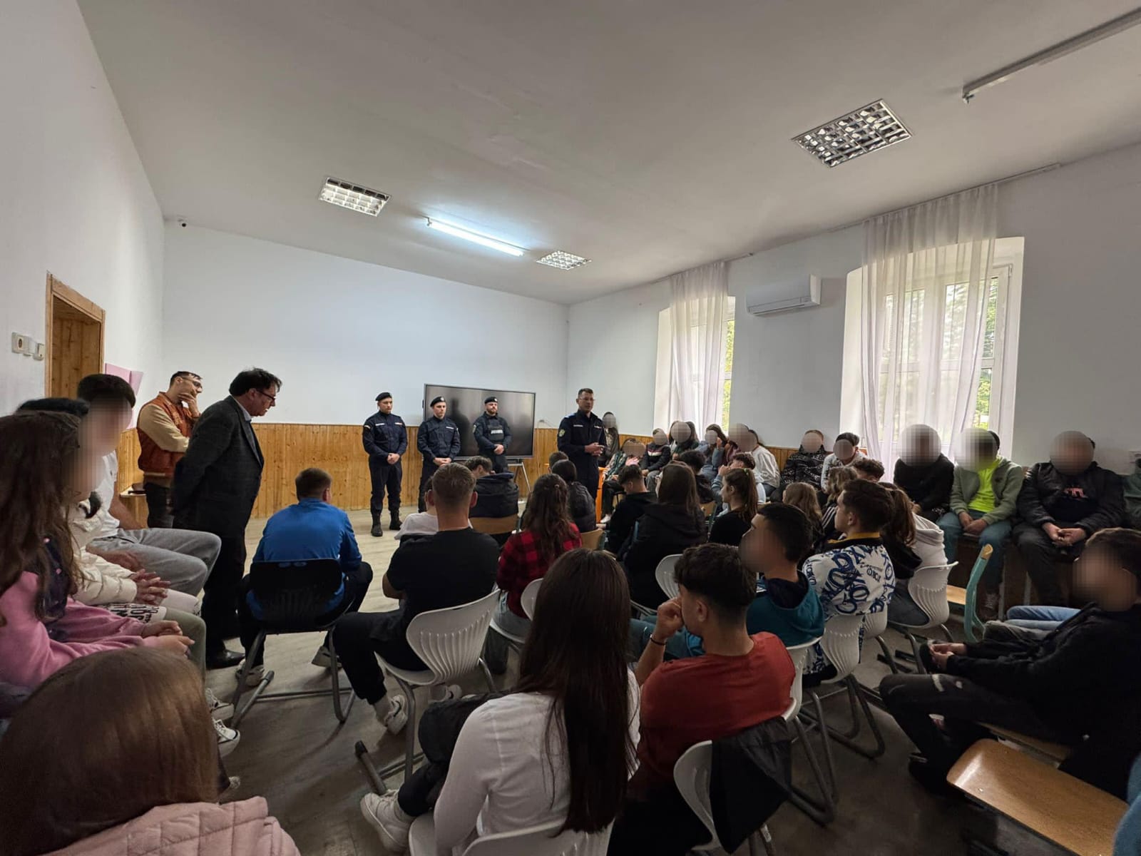 Elevi de la un liceu din Botoșani sfătuiți să urmeze o carieră în uniformă de jandarm 