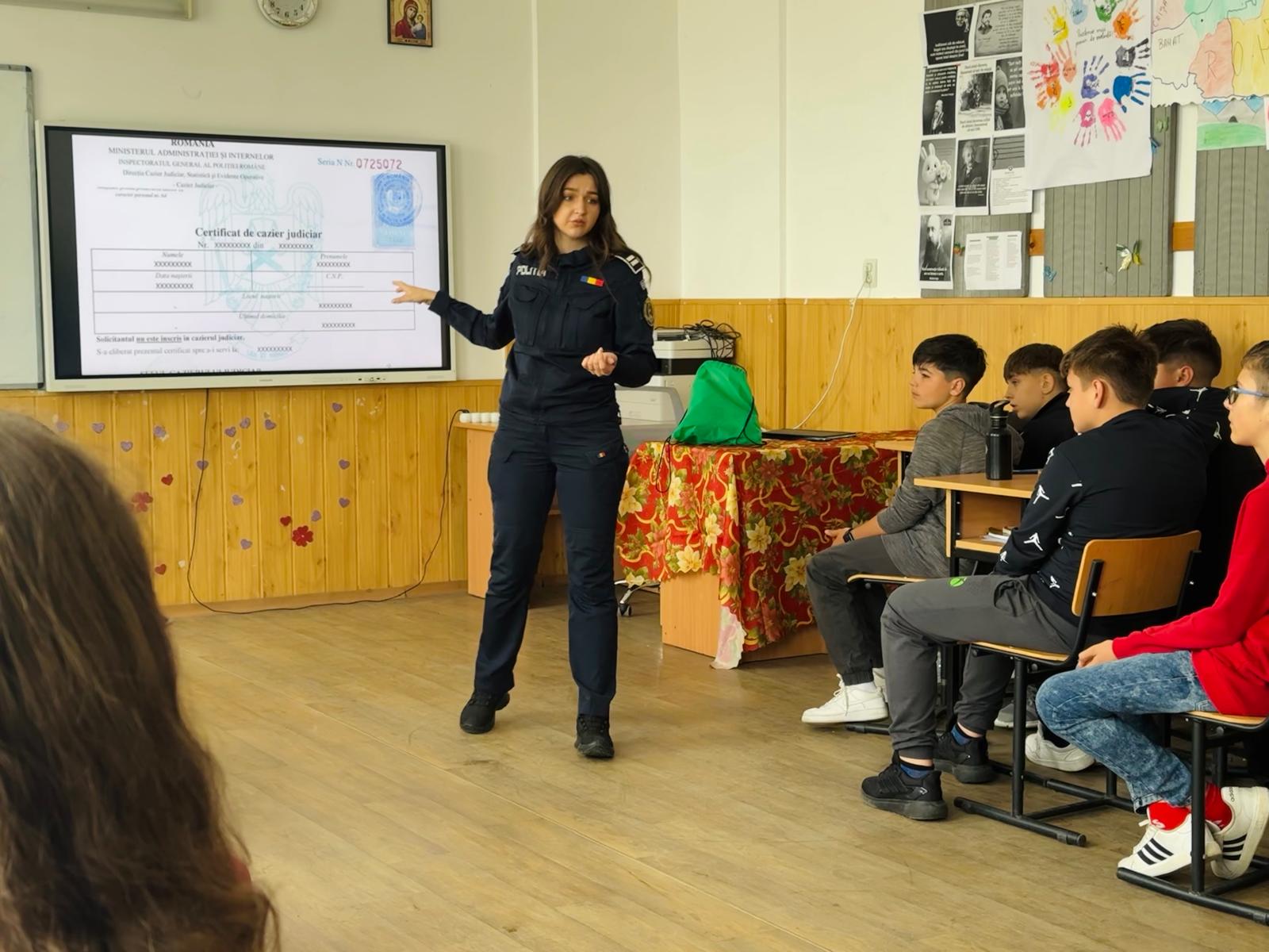Polițiștii au mers la o școală din Botoșani, discuții cu elevi pe tot felul de subiecte „fierbinți”