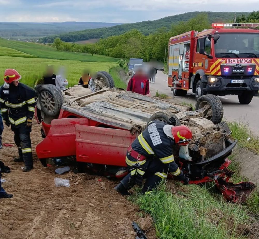 ULTIMĂ ORĂ: Mașină cu roțile-n sus în ziua alegerilor, trei tinere au ajuns la spital 