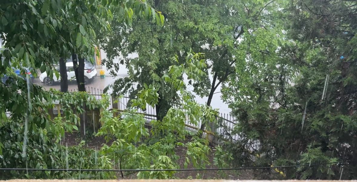 Ploaie cu gheață în municipiul Botoșani – VIDEO 