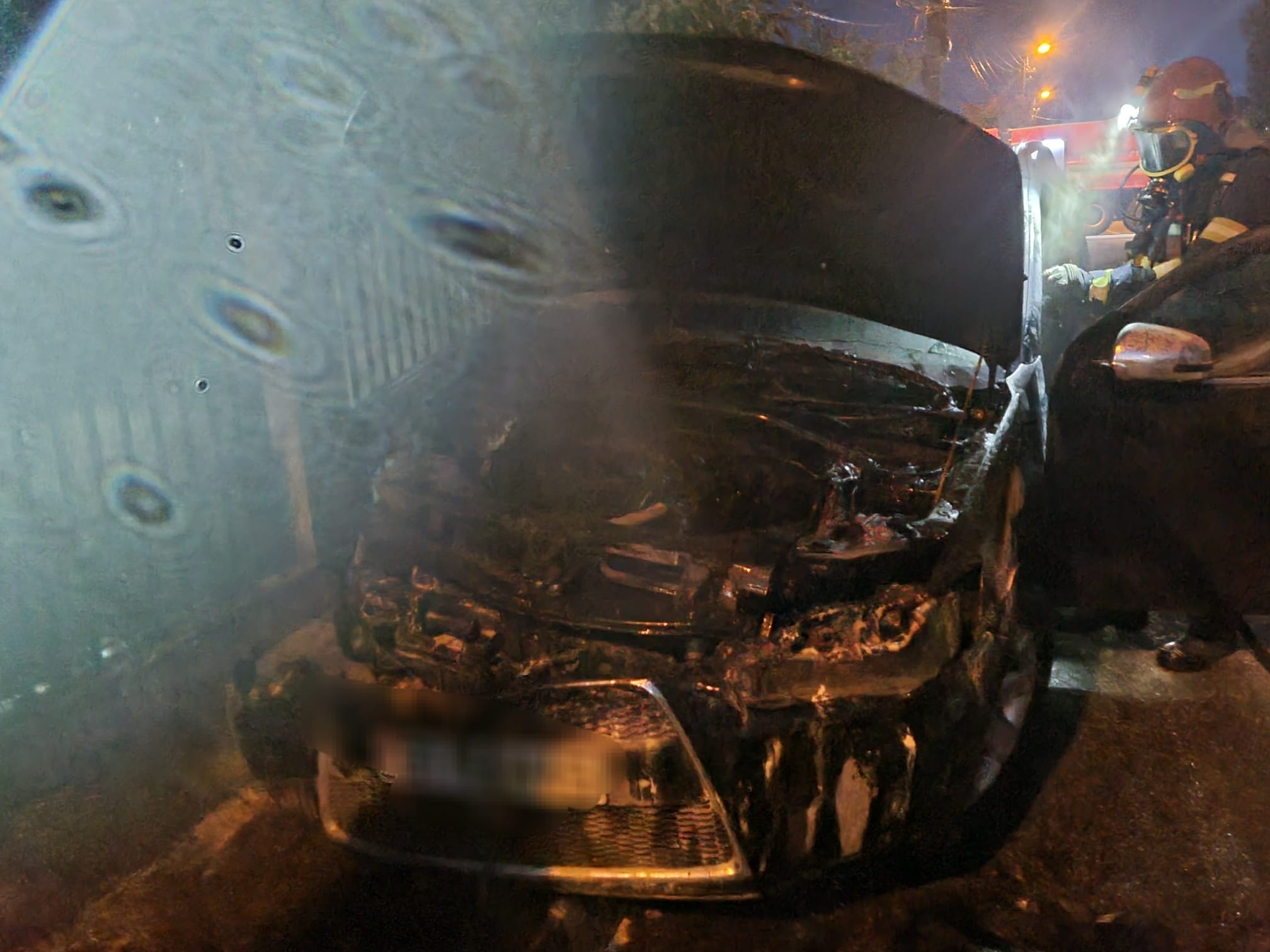 O mașină a luat foc, pompierii chemați într-un cartier din municipiu