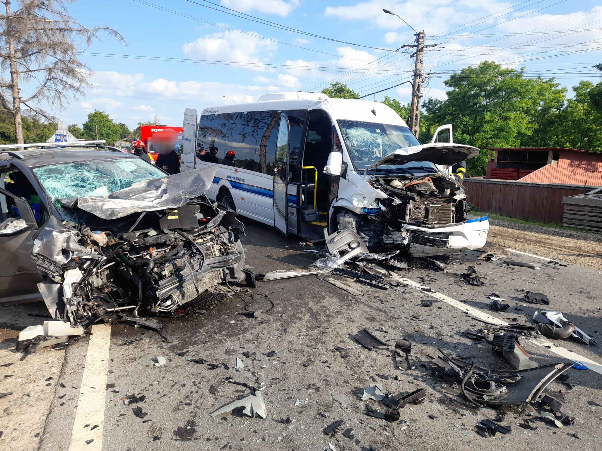 Momentul în care microbuzul cu 17 pasageri este izbit frontal – VIDEO 