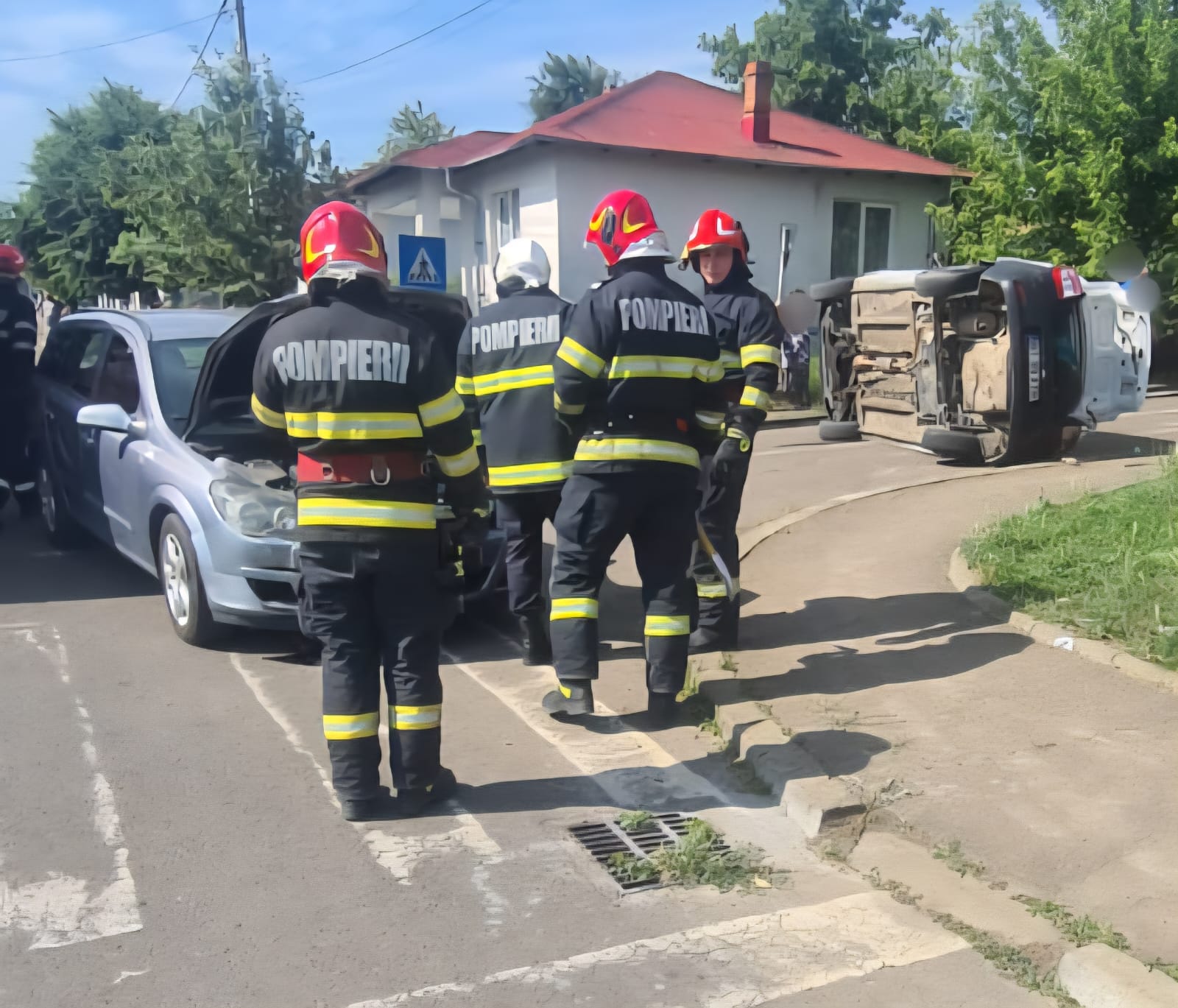 CUM s-a produs accidentul cu un taxi răsturnat, două femei și trei copii la spital 