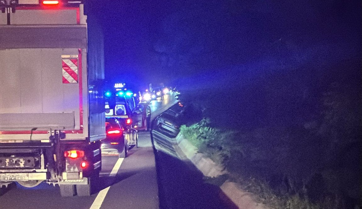 Mașină ajunsă în șanț după o ciocnire violentă – VIDEO  