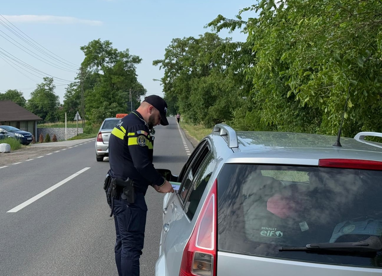 Zeci de mașini scotocite de polițiști, doi șoferi au fost ghinioniștii zilei 