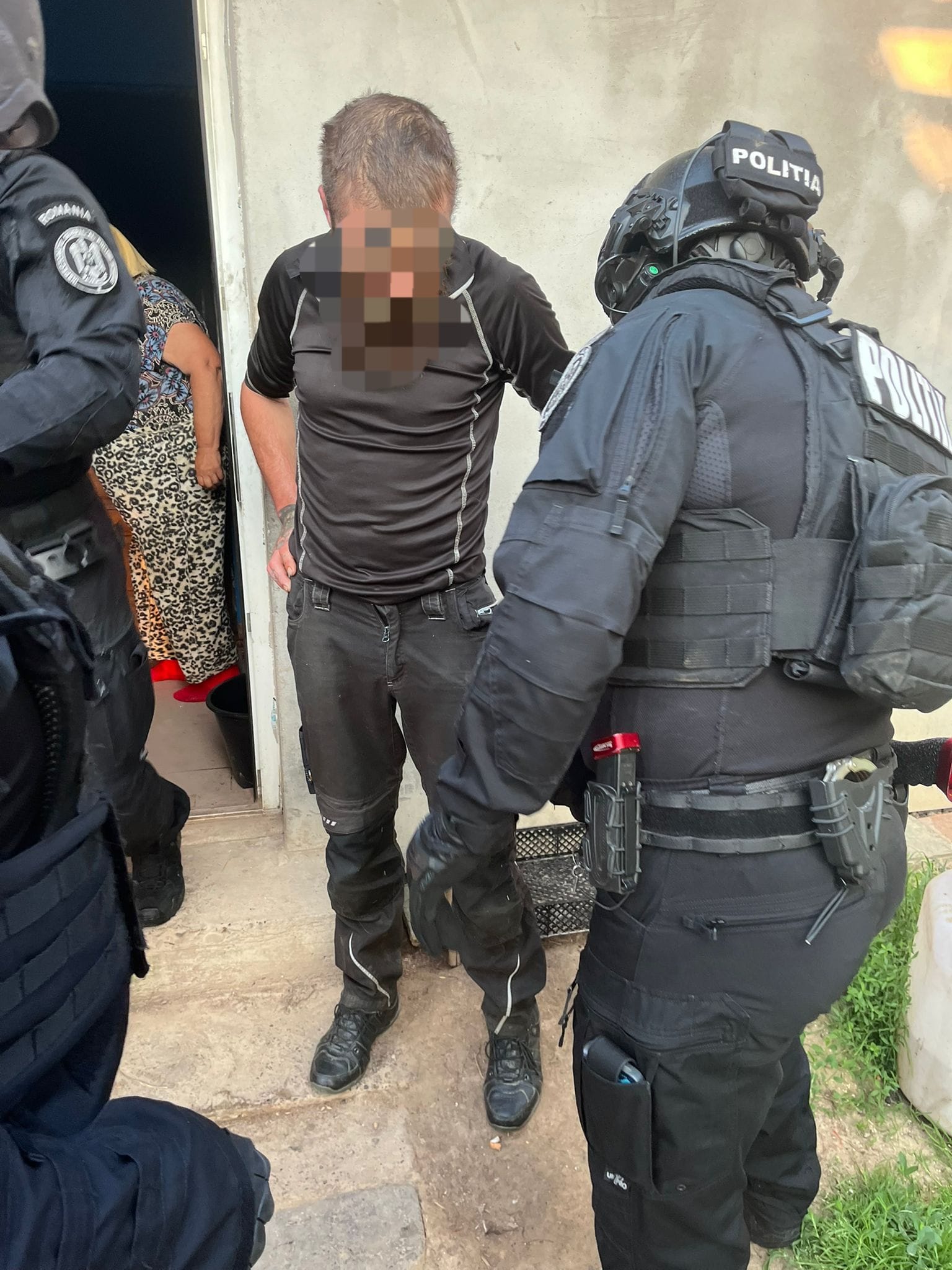 Trei tineri reținuți: Femeie înșelată cu 40.000 lei de o rețea coordonată din penitenciar - VIDEO