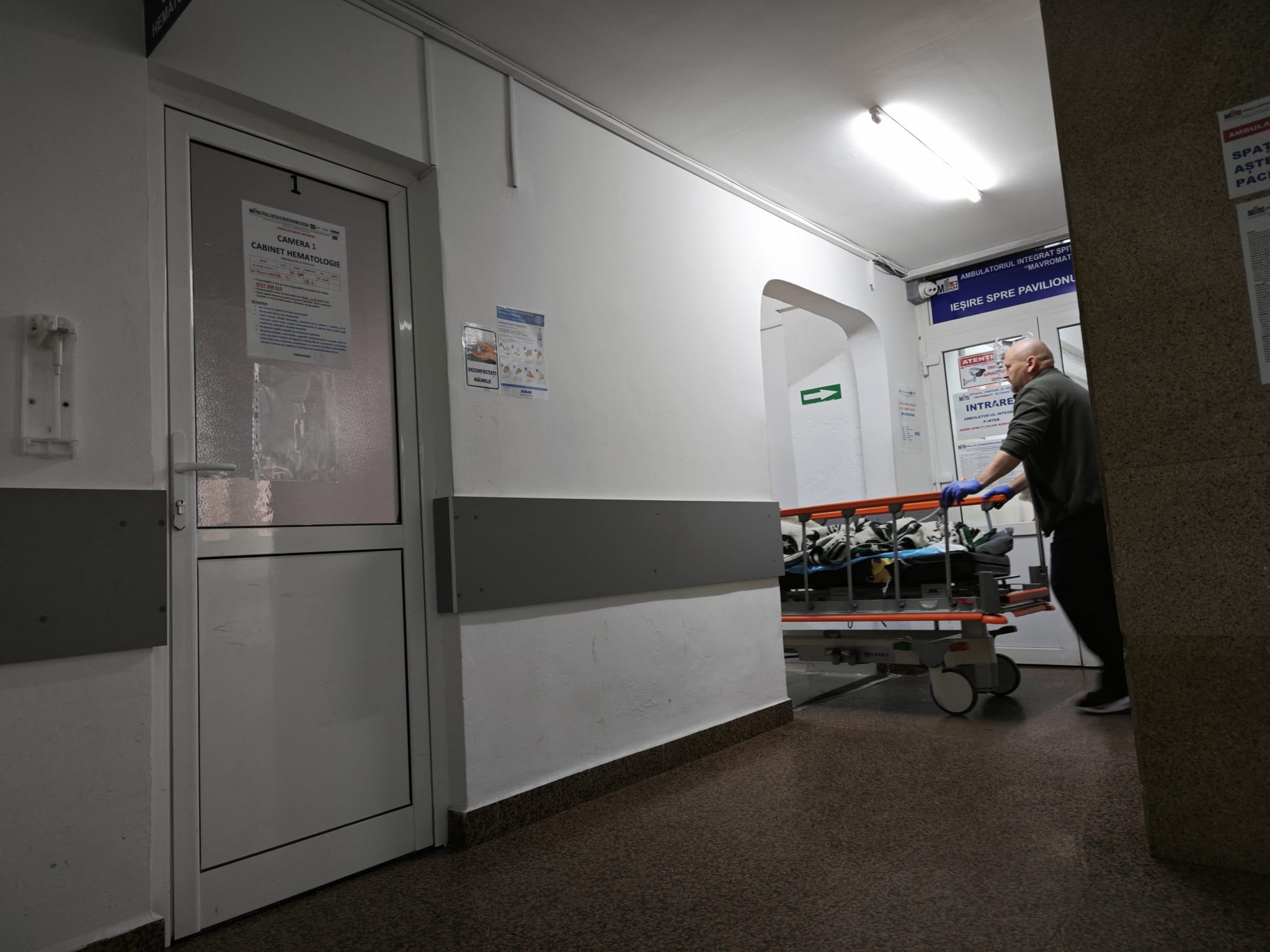 Angajați de la Spitalul Județean care ridică 1.500 de kg de casete pe zi, lăsați fără sporuri – VIDEO 