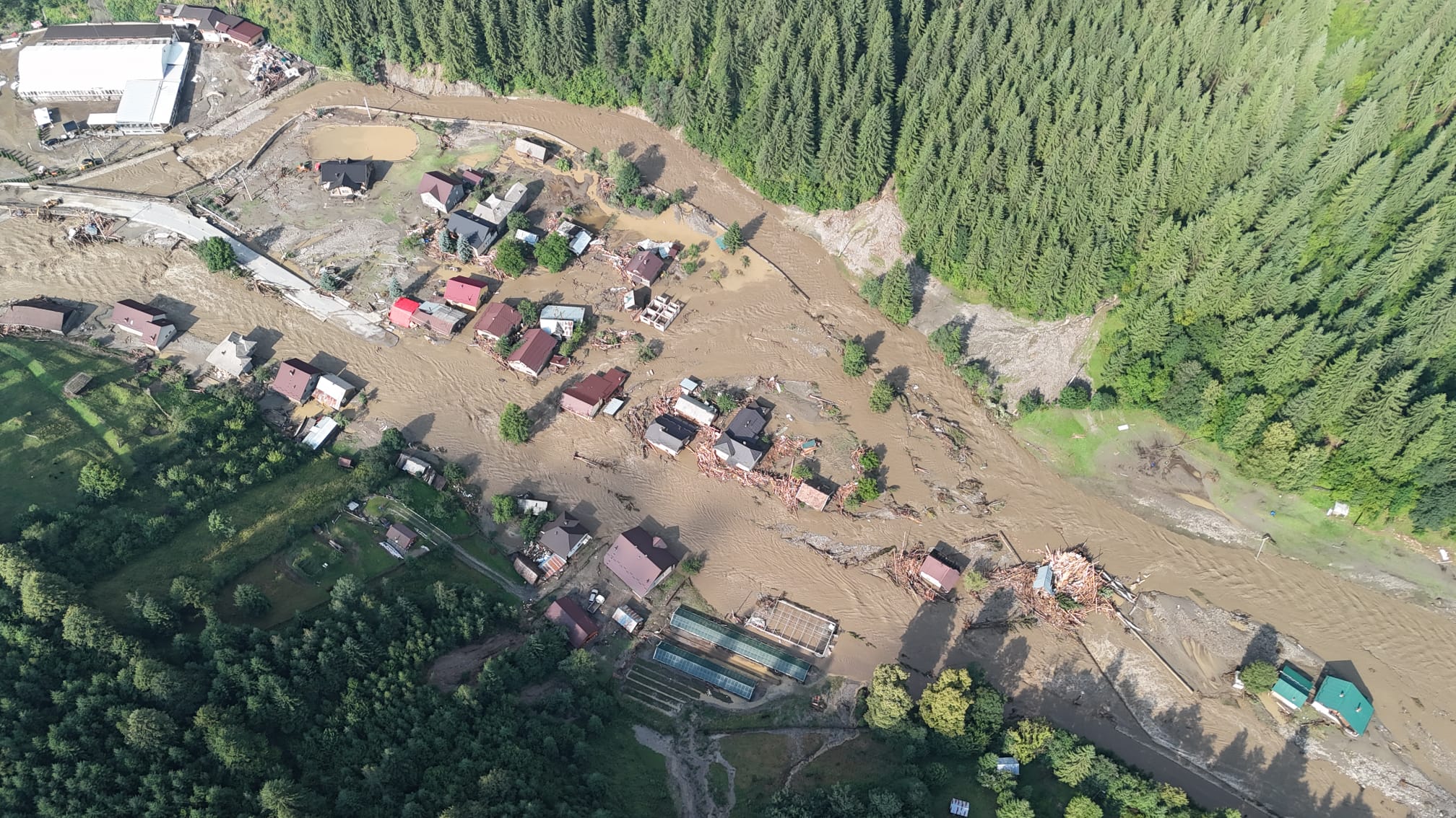 Imagini din dronă cu dezastrul de la Suceava, pompierii continuă evacuările – VIDEO dramatic