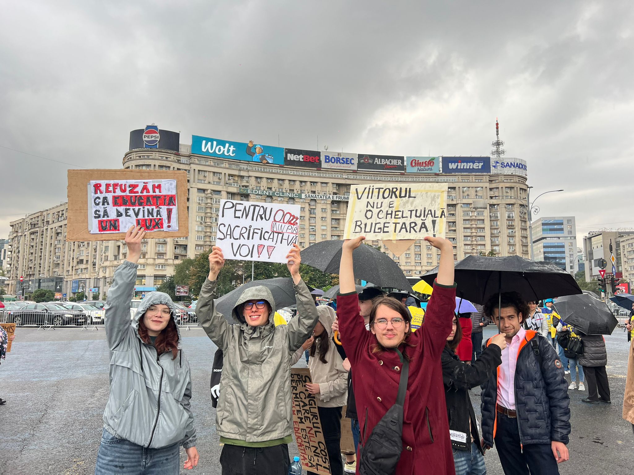 VIDEO Anul universitar începe cu proteste. Peste 100 de studenți protestează acum în fața Guvernului / Manifestații în alte 8 orașe din țară