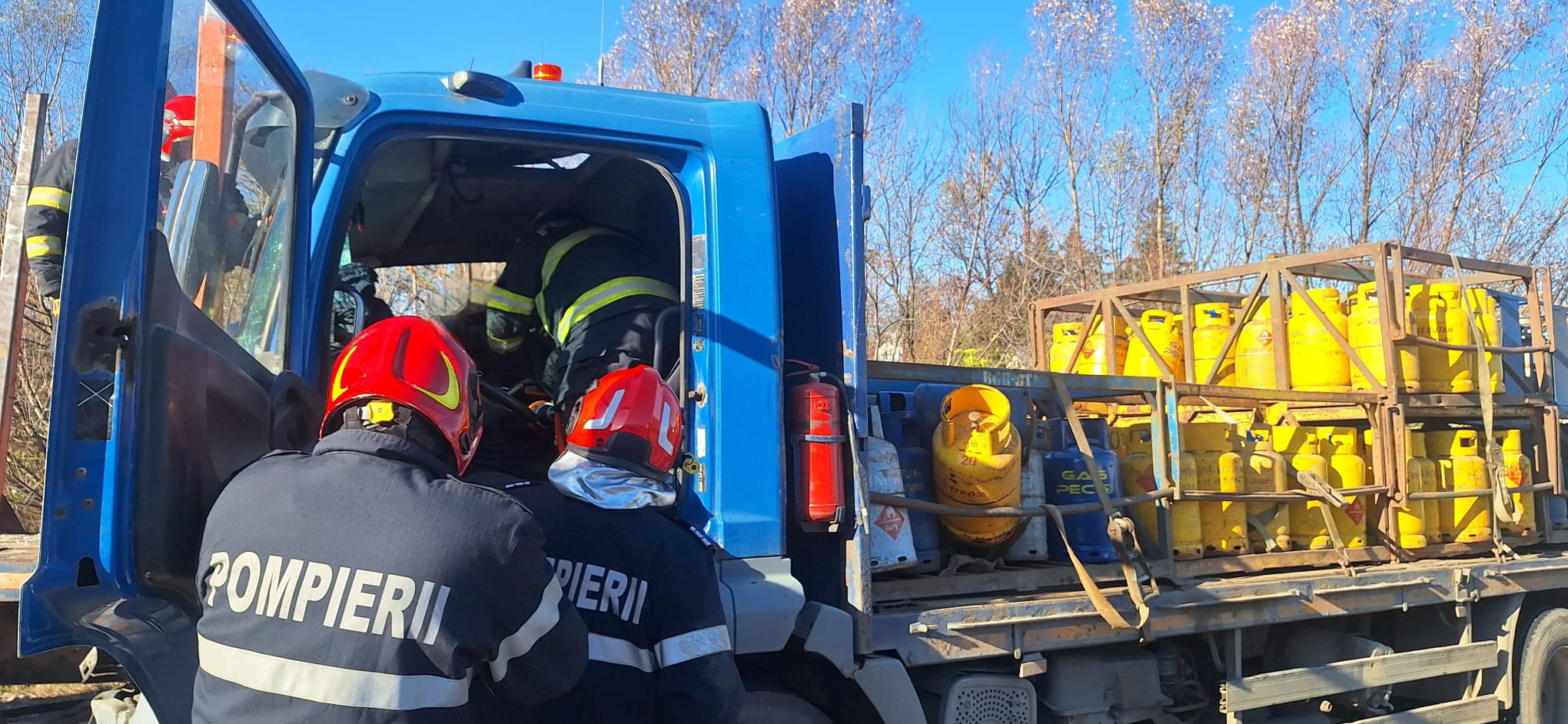 Carambol cu două autocamioane și o mașină, bărbat rămas încarcerat