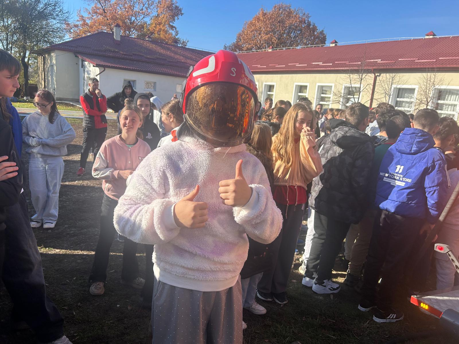 Peste 260 de elevi și profesori evacuați astăzi de pompieri într-o altfel de misiune 