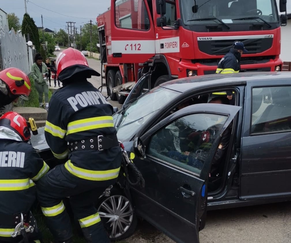 Impact violent la Cișmea: Bărbat blocat în mașină, scos de pompieri cu modulul de descarcerare