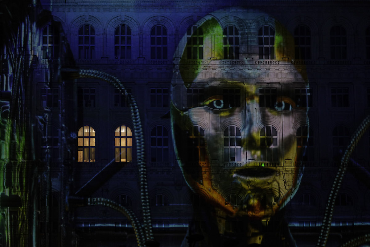 Weekend incendiar în București: Teatru pe apă, video-mapping și paradă „Fast and Furious” la Parlament