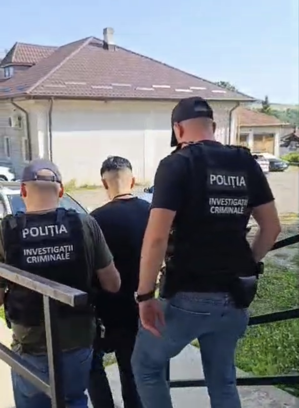 Hoți prinși în flagrant de polițiștii din Dorohoi, după ce au spart mai multe magazine - VIDEO