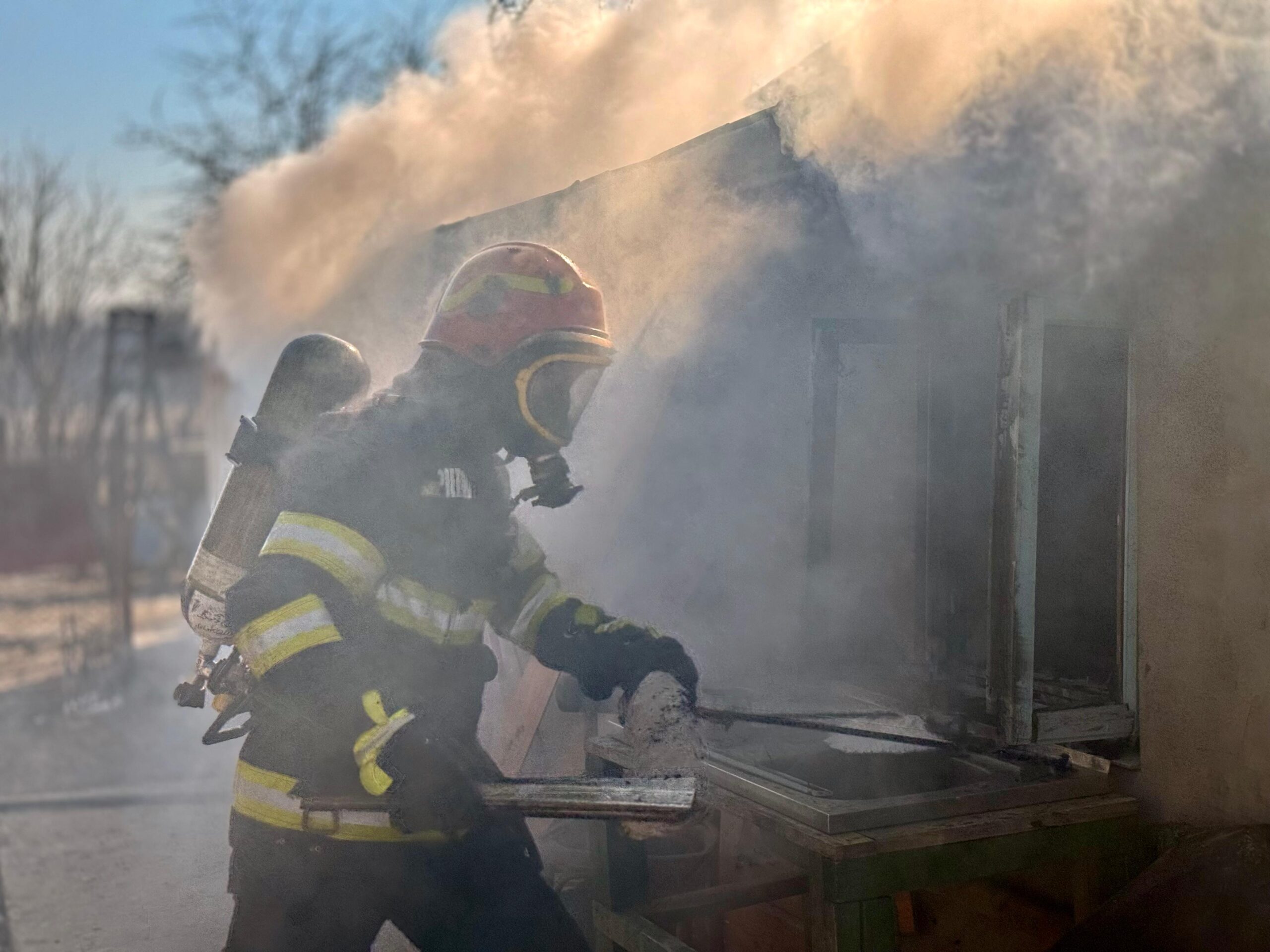 Intervenție de urgență a pompierilor botoșăneni la un incendiu în județul Iași: O femeie de 80 de ani a fost salvată la timp