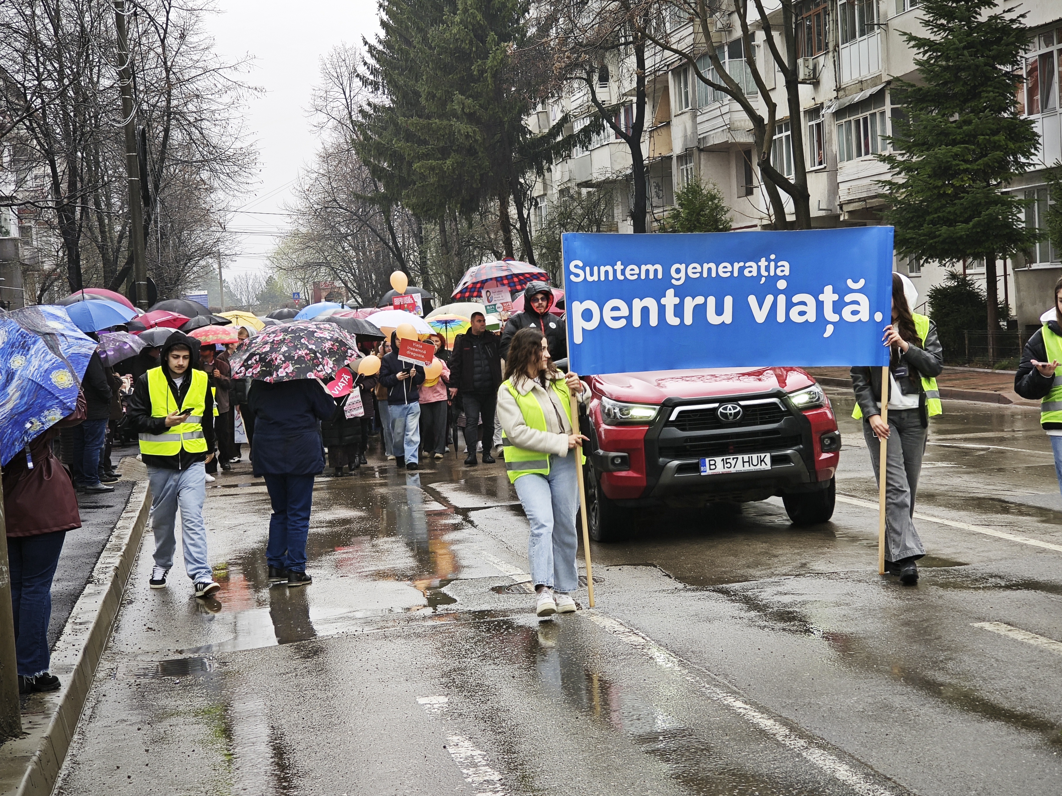 ACUM: Marșul pentru Viață pe ploaie la Botoșani. Credincioșii au ieșit cu umbrelele pe străzi - LIVE