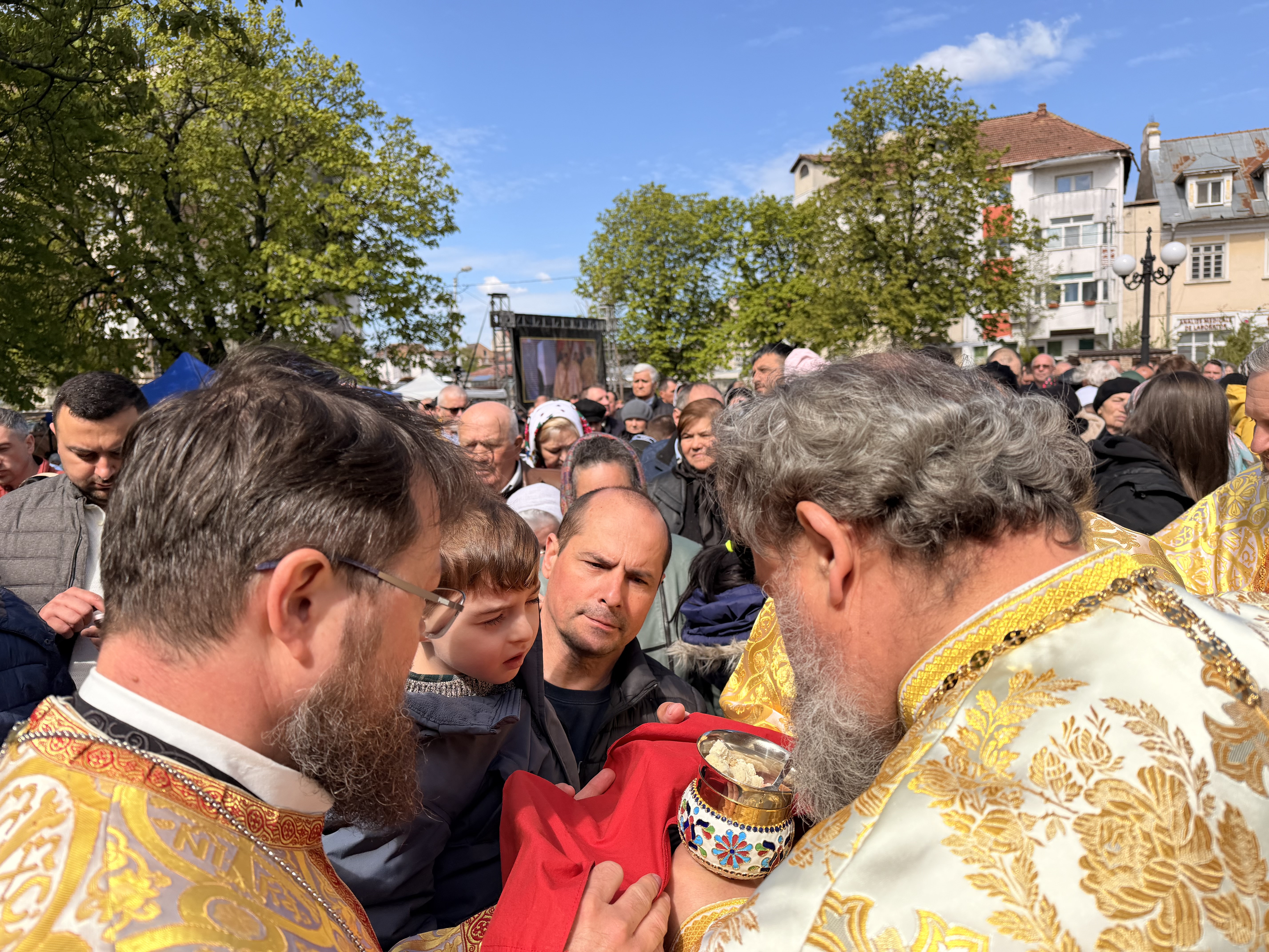 Botoșănenii se împărtășesc la Biserica „Sfântul Gheorghe” din Botoșani, în zi de mare sărbătoare