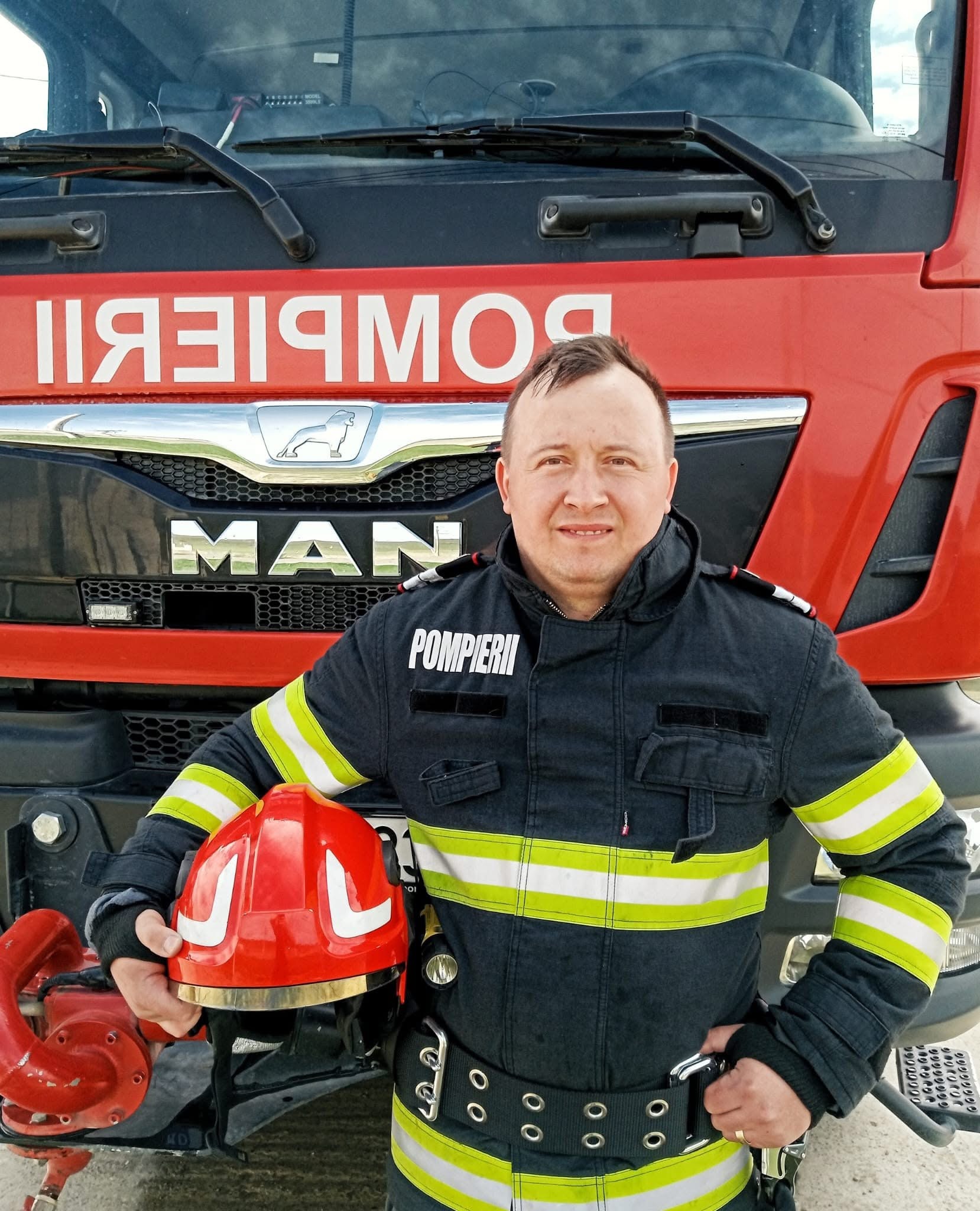 Chiar și după 24 de ore de foc, nu și-a stins datoria: Povestea pompierului care a salvat o casă cu un lanț uman