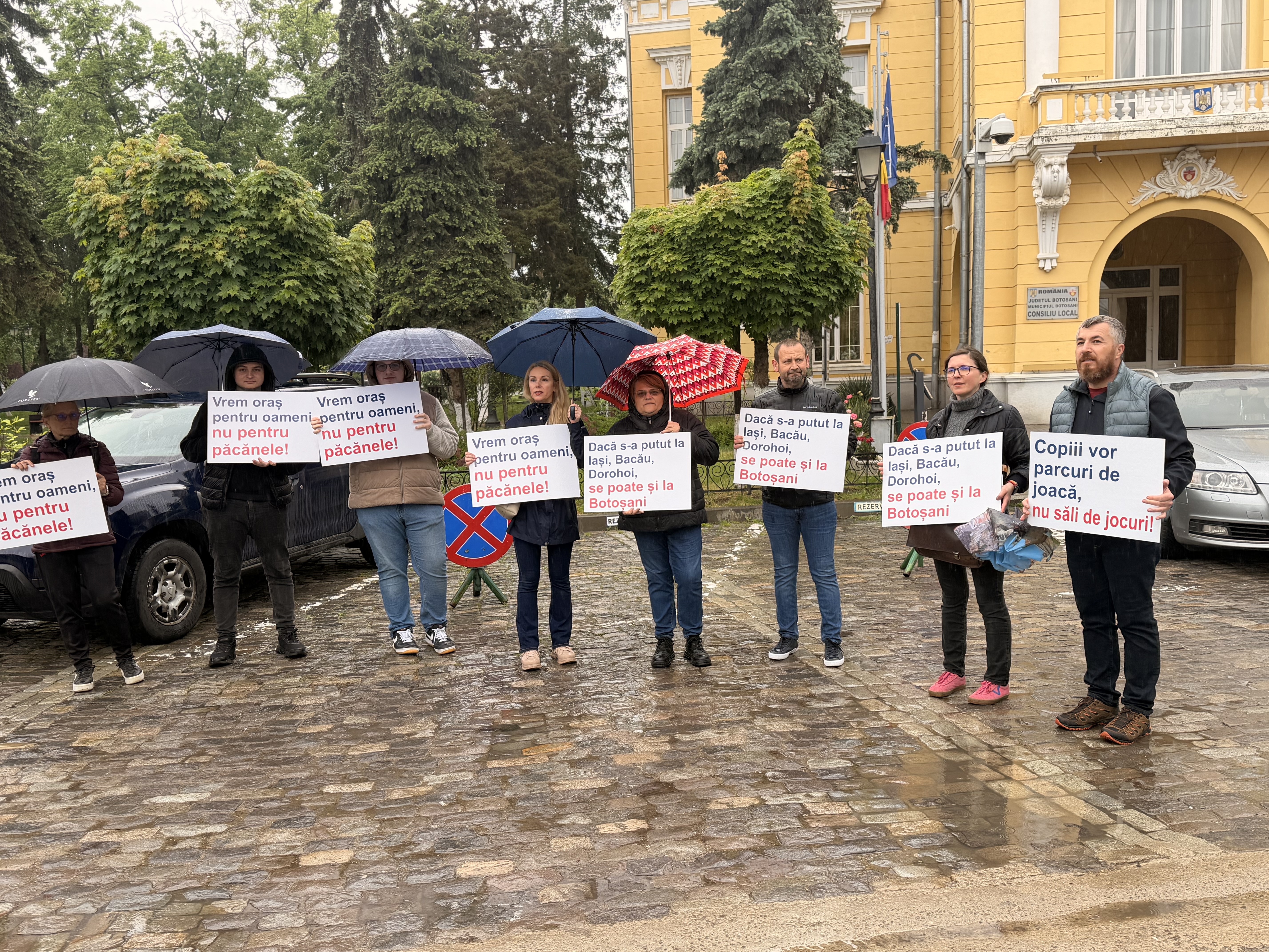 Protestul USR împotriva jocurilor de noroc anulat de Codul Galben de ploaie 