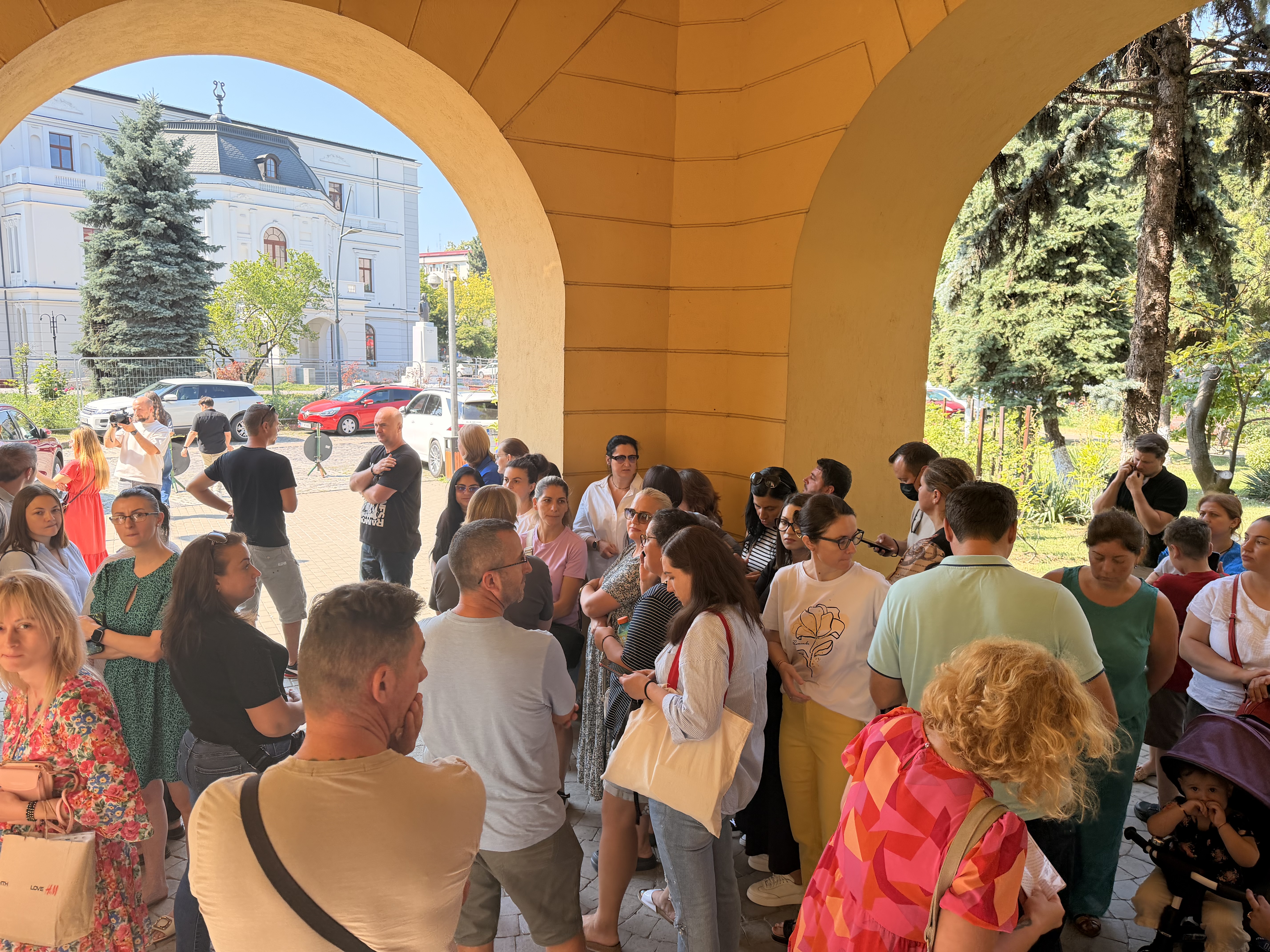 În jur de 100 de părinți ai copiilor de la Scoala 13 protestează la Primărie 
