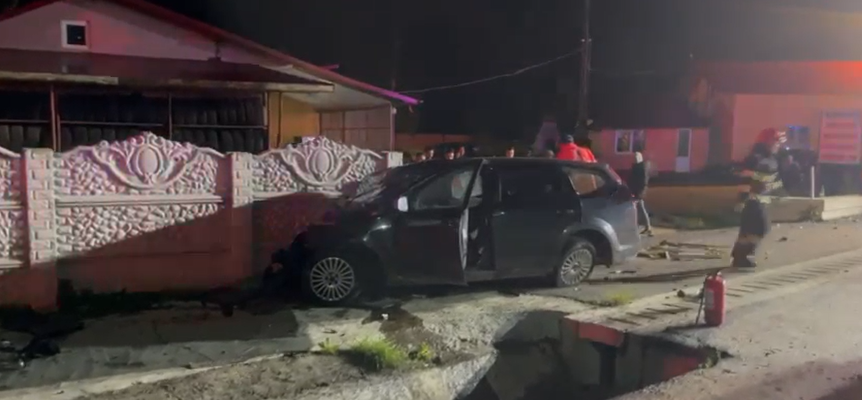 Accident într-o localitate din Botoșani: Un tânăr beat criță a intrat cu mașina într-un gard