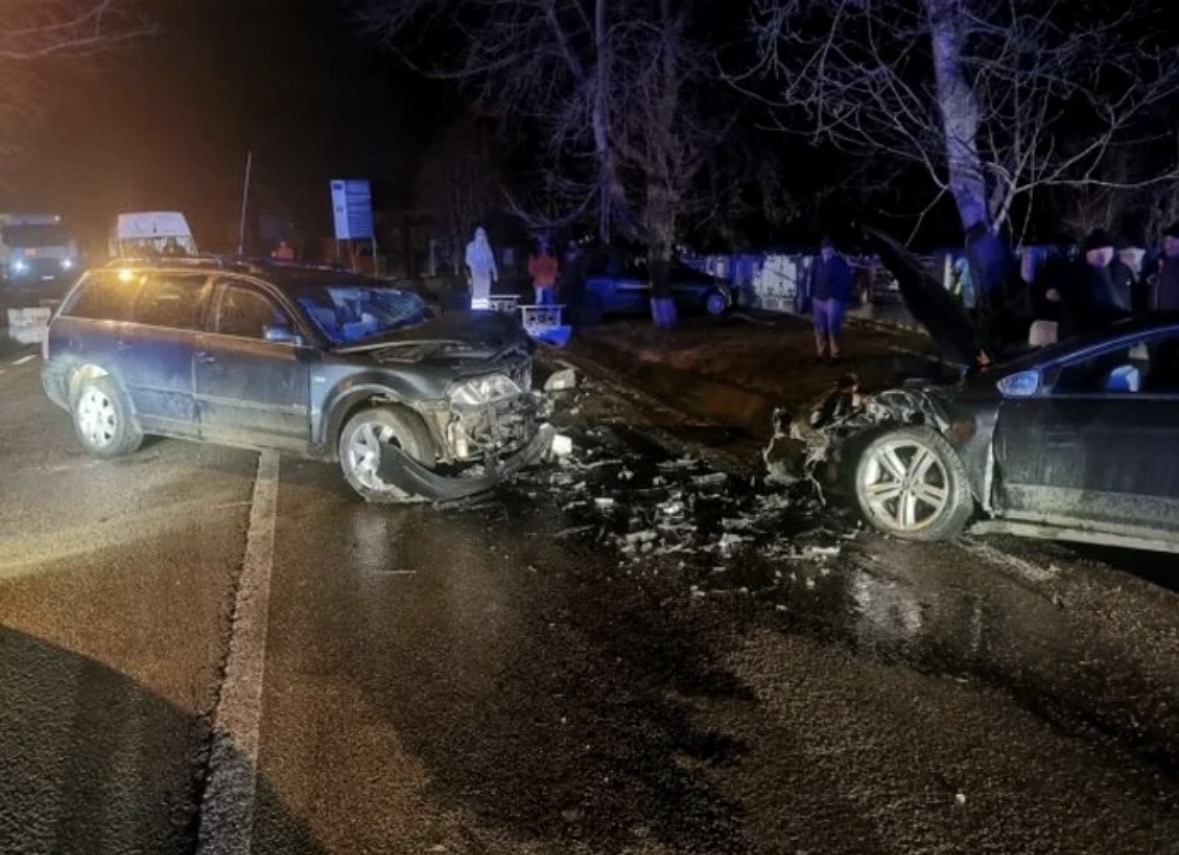 Doi tineri au ajuns la spital după o ciocnire violentă 