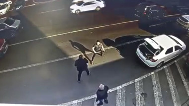 Scandal pe o stradă din Dorohoi: Doi bărbați s-au luat la bătaie în trafic