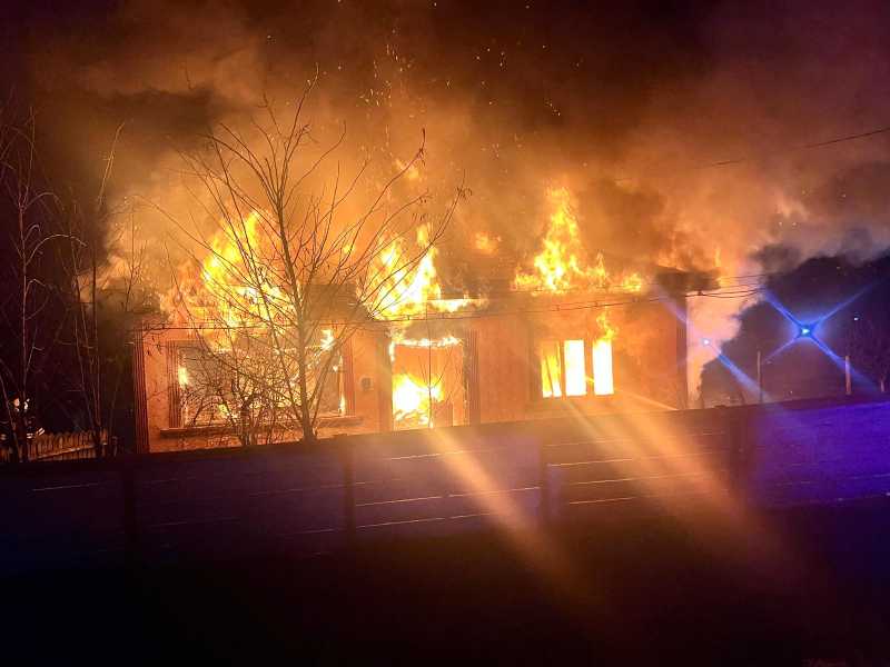 Noapte de coșmar pentru o familie din Botoșani: Casa le-a fost făcută scrum după un incendiu devastator 
