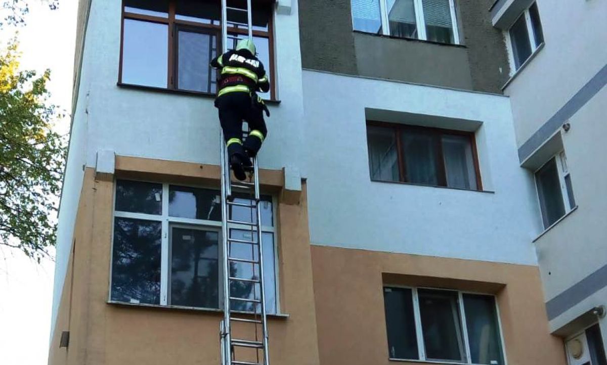 Un balcon a luat foc noaptea trecută în Botoșani